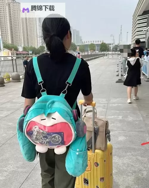 暮色下的路口：赵丽雅正搭公交车准备回家图1