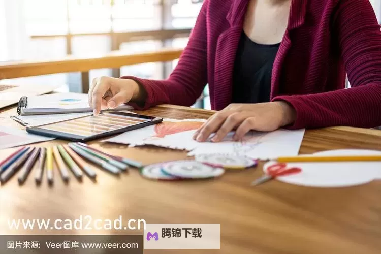 夜灯下的课桌故事：坐在紫到发黑的木棒上写作业的记忆与想象图1