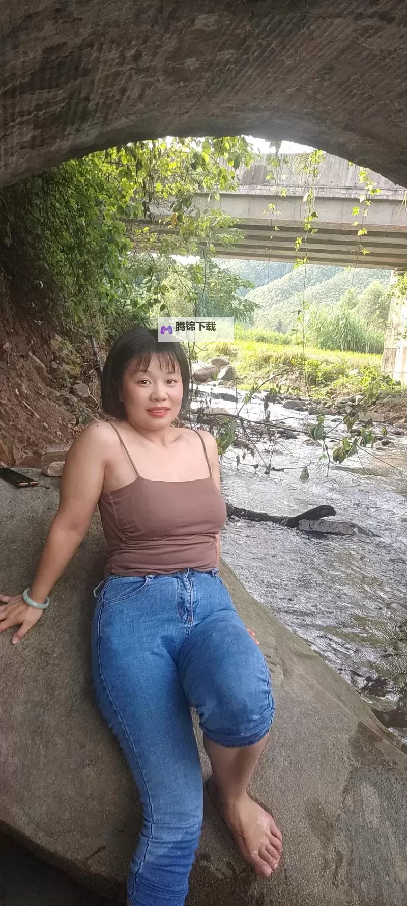 夏日街角的温暖日常：胖女热久久wwww的笑声与成长图1