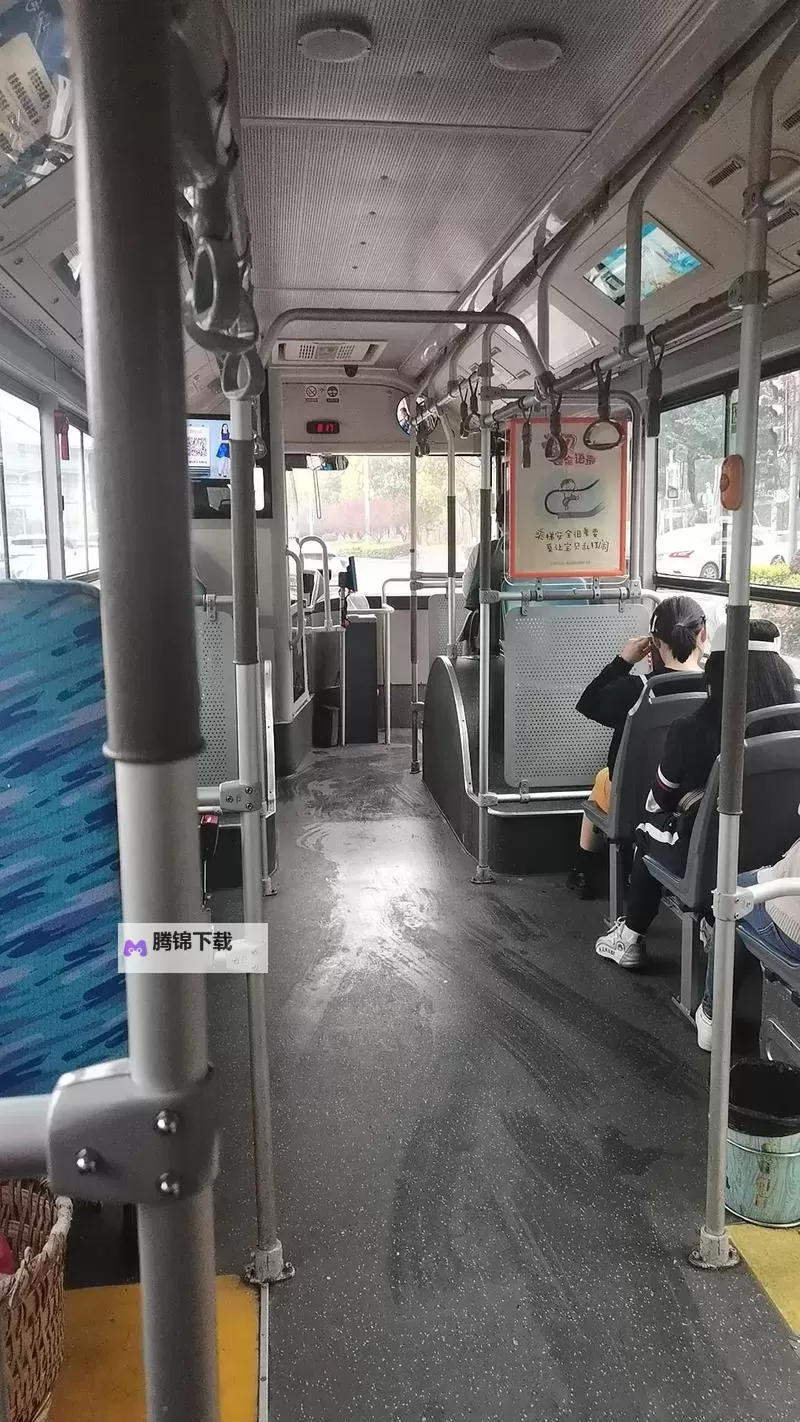 在公交车司机做了次公交车：城市夜色里的秘密逐渐浮出水面图1