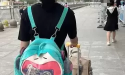 暮色下的路口：赵丽雅正搭公交车准备回家